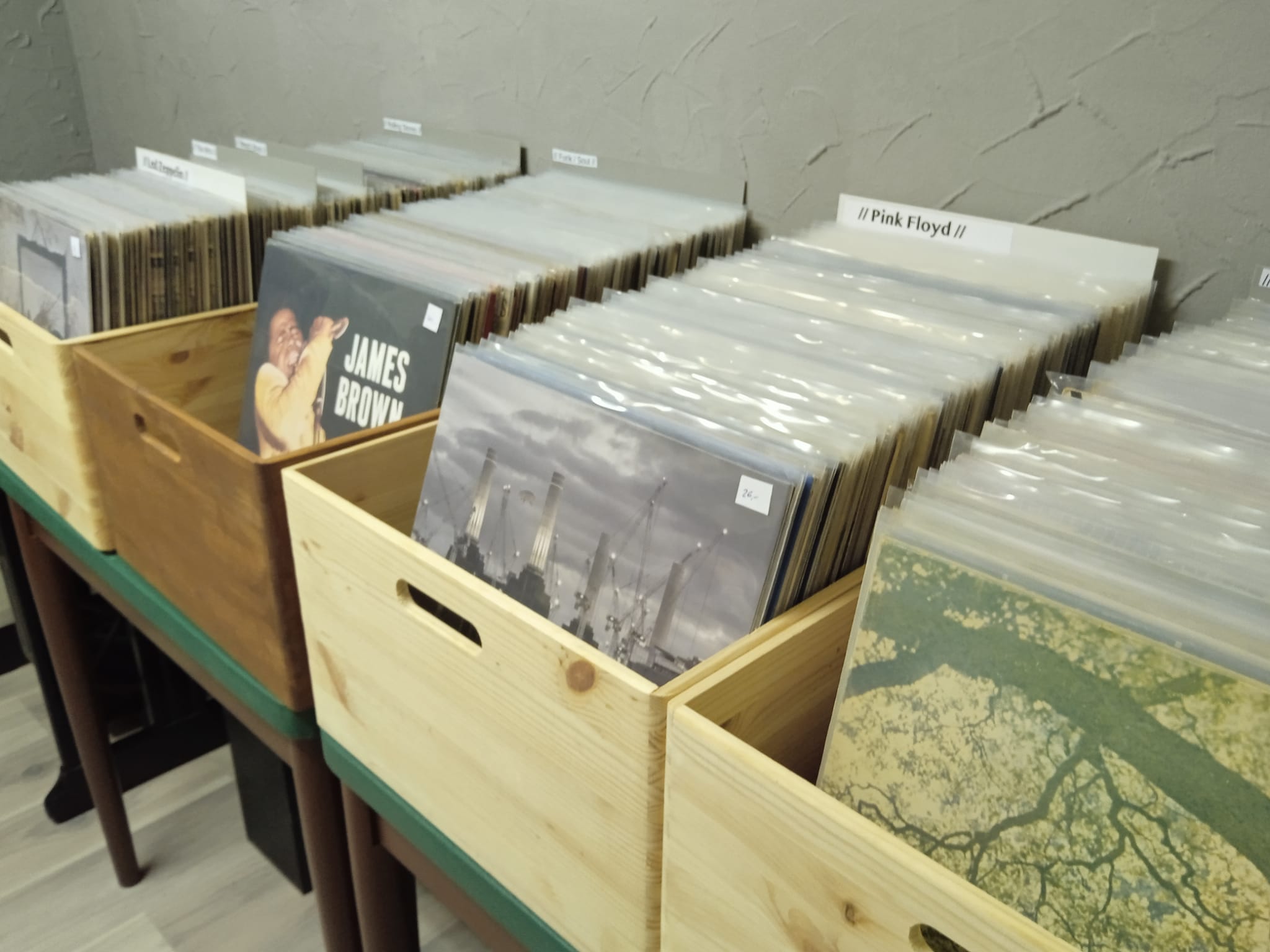 Stapel wertvoller Vintage Vinyl-Schallplatten und Raritäten