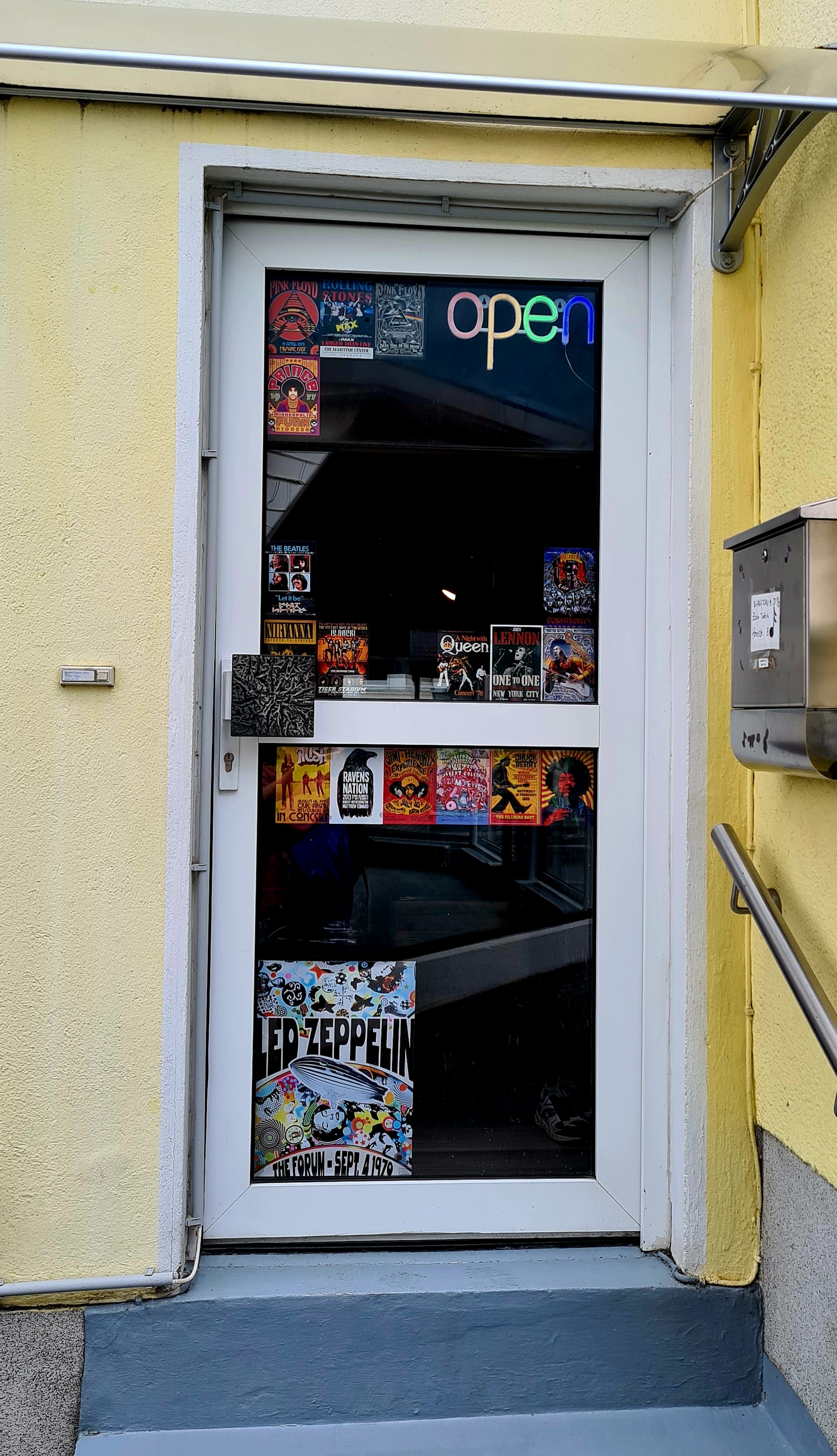 Inhaber von Klangraum 33 1/3 in seinem Schallplattenladen